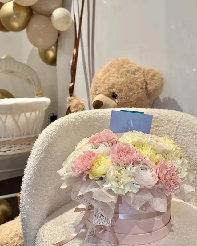 Pastel flower hatbox by Amorella Flower Boutique